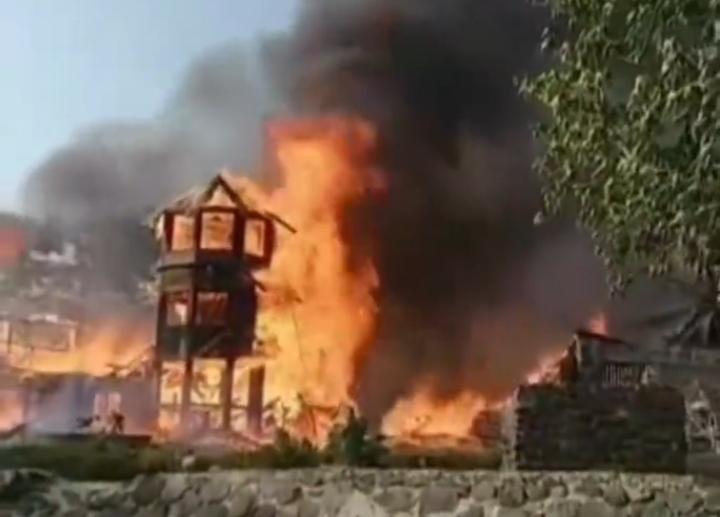 5 Vila di Carita Terbakar, Api Diduga Berasal dari Sampah yang Dibakar OGDJ