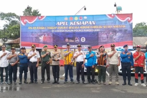 Antisipasi Bencana Hidrometeorologi, Polres Pandeglang Kerahkan Ratusan Personel Gabungan