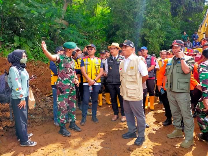 Bantu Korban yang Masih Tertimbun dan Buka Akses, TNI AD Kerahkan 234 Personil ke Cianjur 