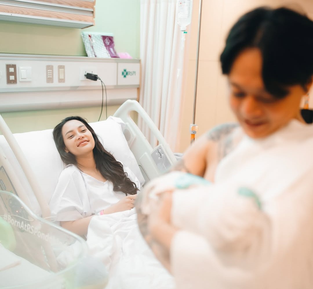 Erika Sambut Kelahiran Anak Pertama, Nama Tengah Sang Bayi Curi Perhatian