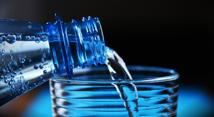 Minum Air Putih Ternyata Mammpu Menjaga Kesehatan Kulit, Berikut Penjelasannya