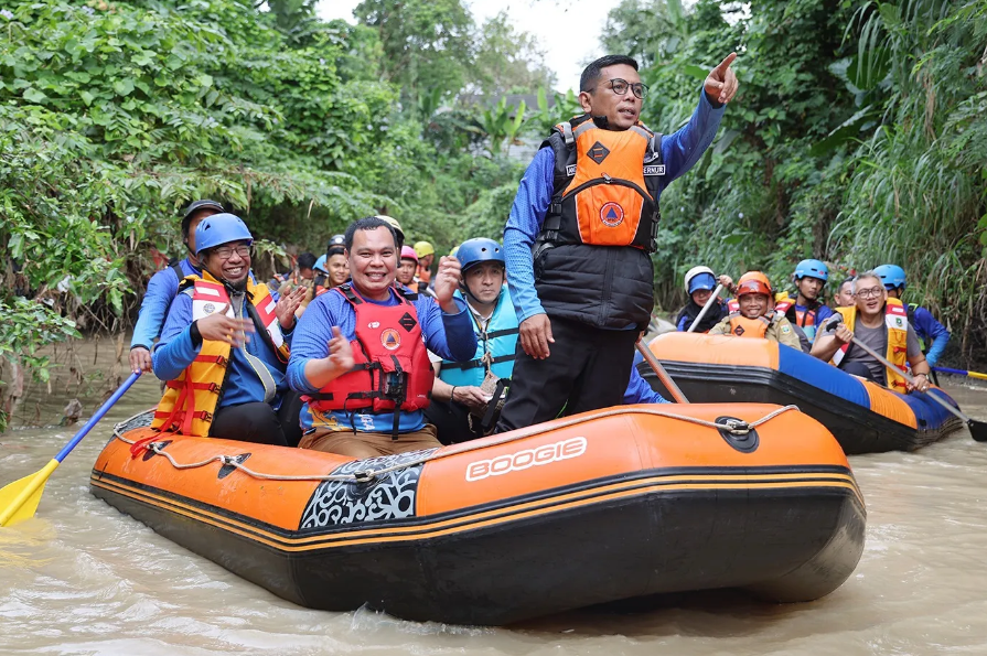 Aksi Gubernur Andra Soni Susuri Sungai Cibanten 5 Km, Netizen Soroti Gaya ‘Aura Farming’