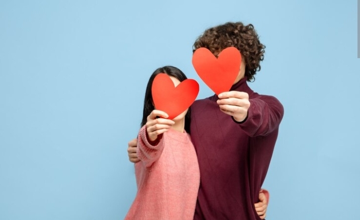 Apa itu Love Bombing? Ini Cara Mengenali Tanda Bahaya dalam Hubungan Ini