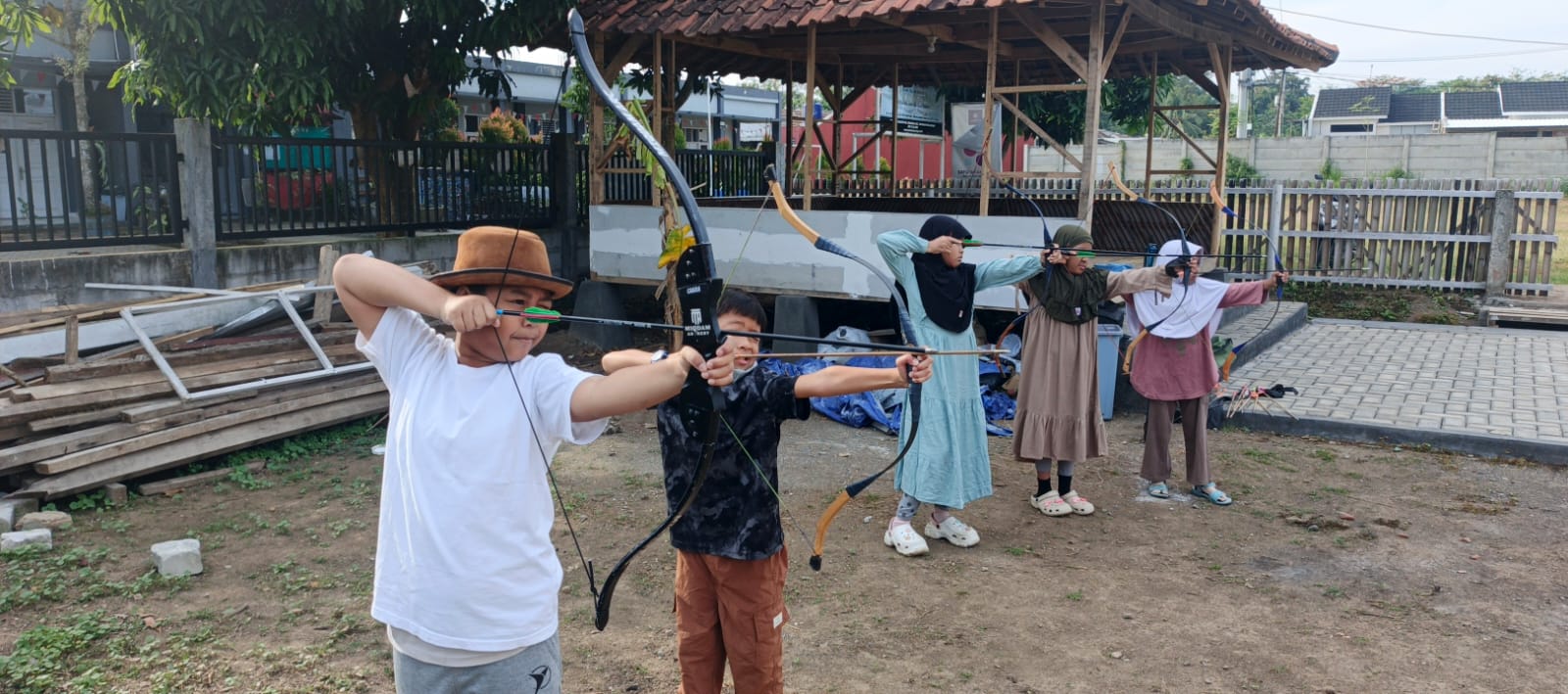 Komunitas Nongki Gelar Ngabuburit Positif Lewat Panahan dan Bedah Buku