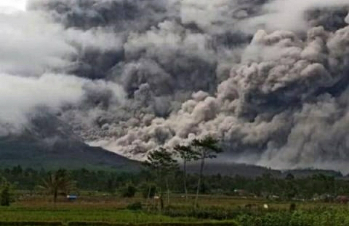 Gunung Semeru Alami Erupsi, Tinggi Kolom Abu Capai 1,5 Kilometer