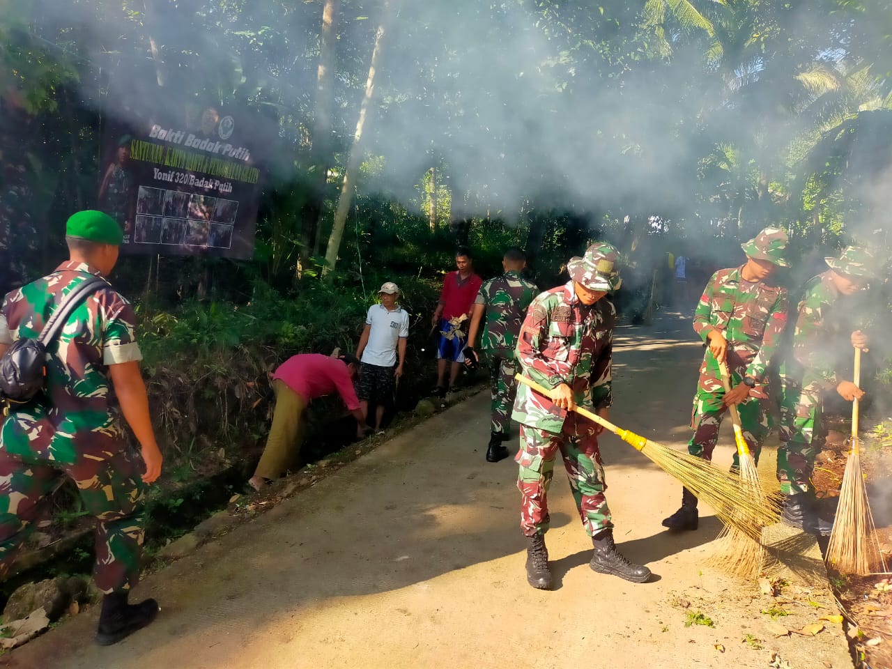 Bangkitkan Budaya Gotong Royong, 64 Tentara Laksanakan Bakti Badak Putih