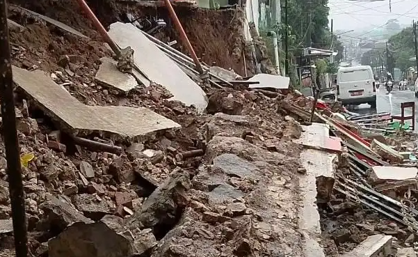 Longsor Turap 10 Meter di Pamulang, Warga Panik dan Terpaksa Mengungsi