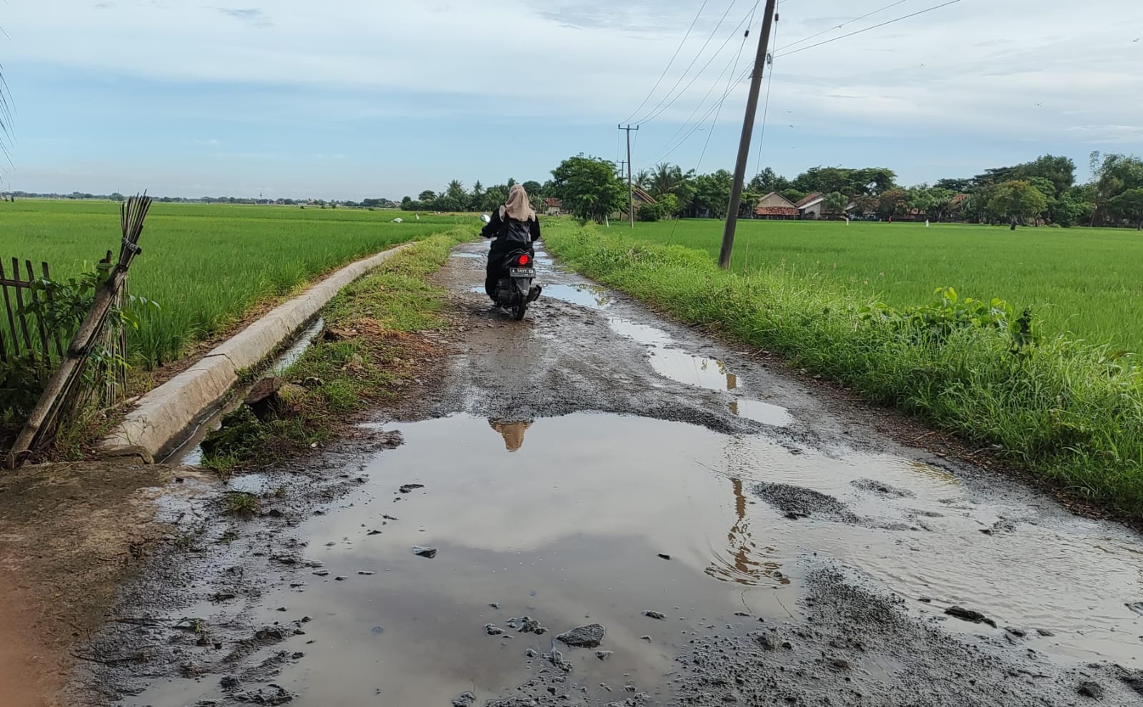 Tiga Kali Ganti Kades, Jalan Rusak di Desa Lebakwangi Tak Diperbaiki