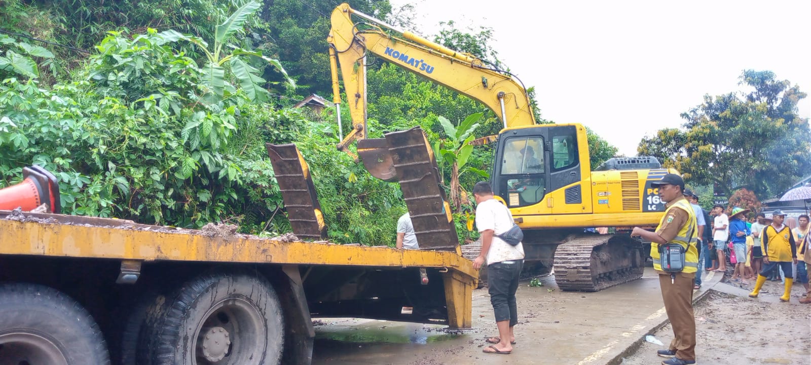 Tangani Jalan Picung-Munjul yang Amblas, DPUPR Banten Operasikan Dua Alat Berat 