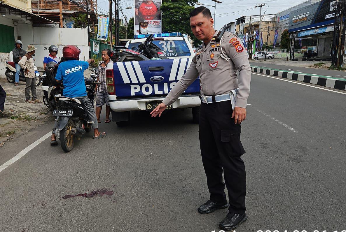 Kurang Fokus, Pengendara Motor Tabrak Pejalan Kaki di Jalan Raya Serang-Cilegon