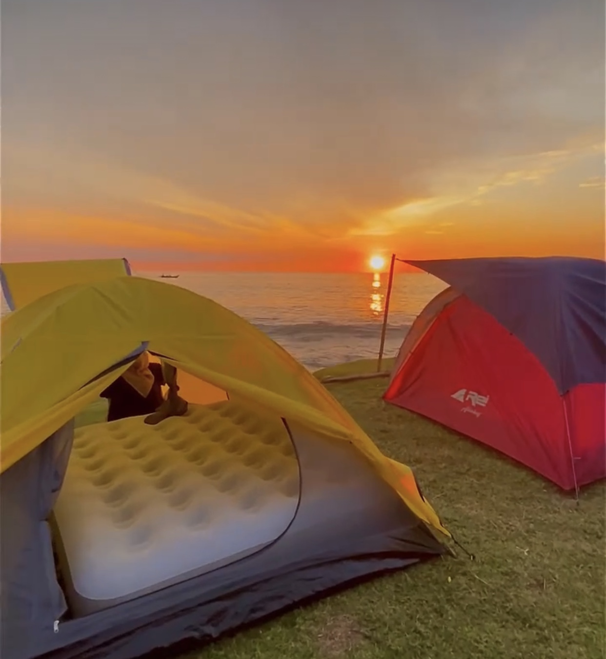 Pantai Bugel Camara, Wisata Camping Pandeglang dengan View Pantai yang Bakal Bikin Kamu Terpukau