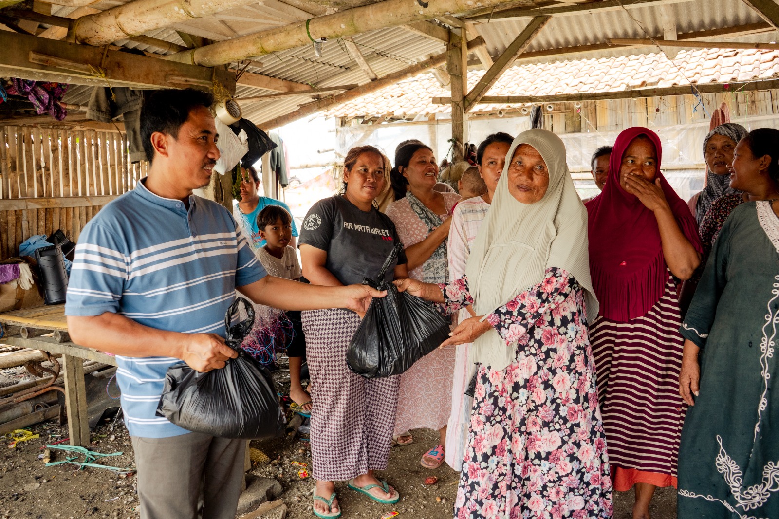 Nelayan Panimbang Banten Buktikan Solidaritas: Bagikan 900 Paket Sembako di Tengah Cuaca Buruk