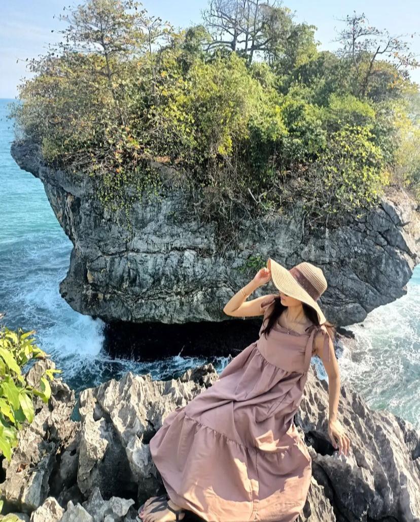 Keindahan Pantai Karang Bokor Seperti di Bali