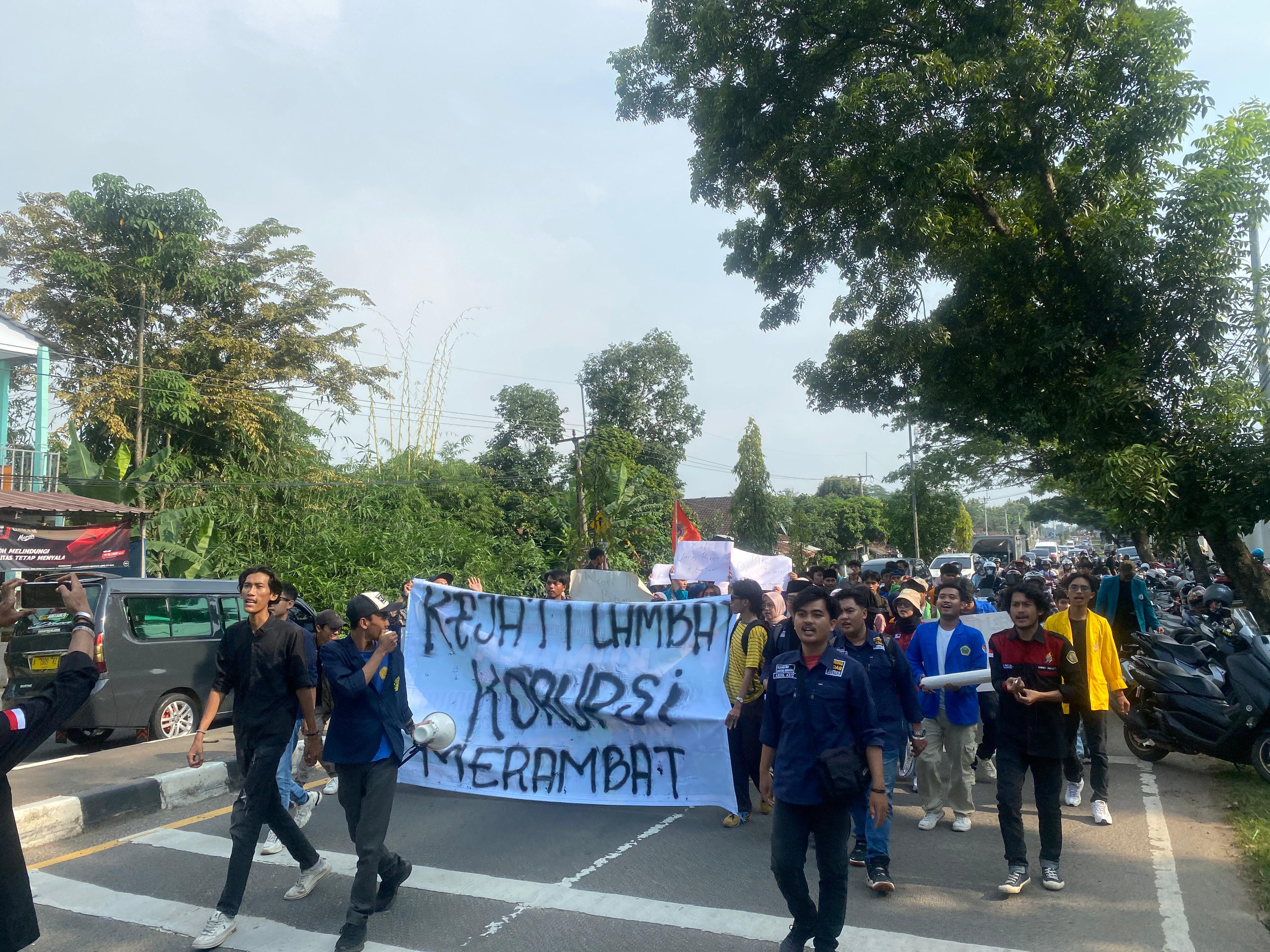 Aliansi Badan Eksekutif Mahasiswa (BEM) Menggelar Aksi Demo di Kejaksaan Tinggi Banten