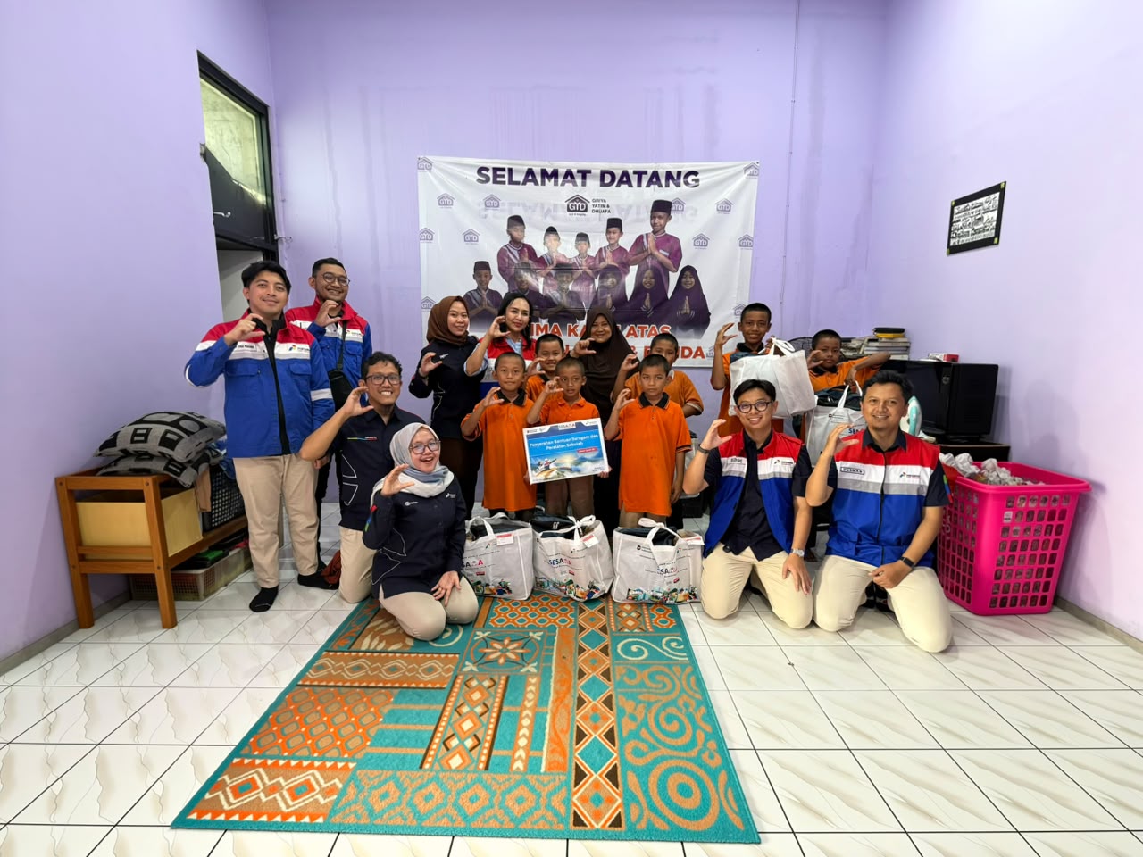 Anak Prasejahtera di Cilegon Dapat Paket Seragam Sekolah Program SESAMA PT PGN 