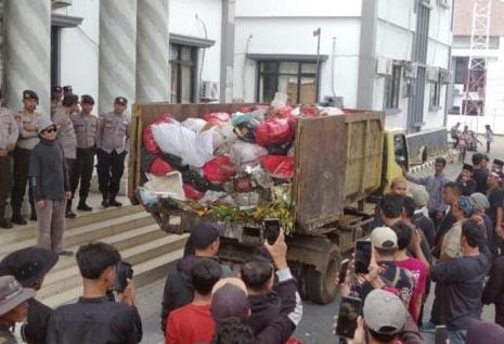 Tolak Sampah dari Luar di TPA Bangkonol, Warga Pandeglang Turun Demo Membawa 1 Truk Sampah