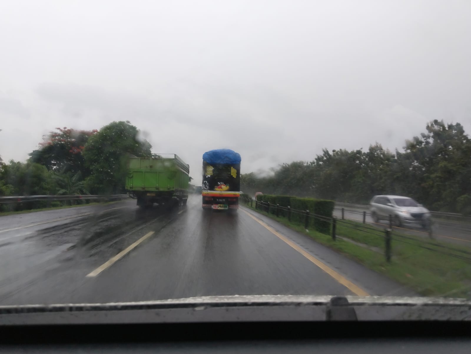 Sudah Dilarang, tapi Masih Banyak Truk Barang Melintas di Jalan Tol Tangerang - Merak 