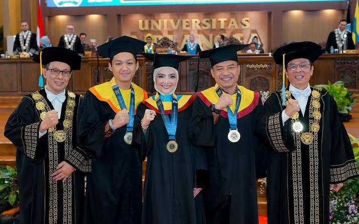 Anang, Ashanty, Azriel Kompak Wisuda Bareng di Unair, Berapa IPK Mereka?