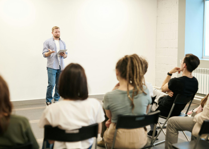 Trik Public Speaking Biar Audiens Tetap Fokus dan Nggak Jenuh