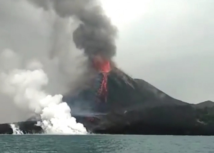 Gunung Anak Krakatau Berstatus Siaga: Masyarakat Diimbau Waspadai Hoaks
