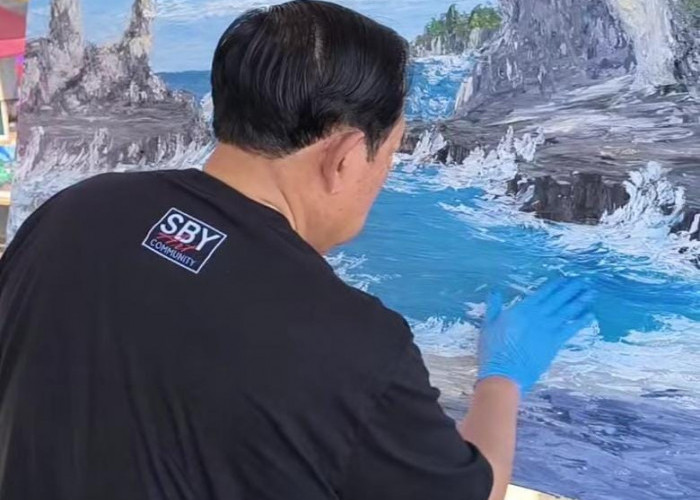 SBY dan Pelukis Jerman Christopher Lemphful Melukis di Pantai Klayar