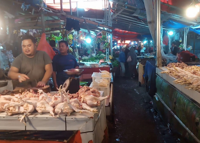Emak-emak di Pasar Badak Pandeglang Ngejerit, Daging Ayam Harganya Naik