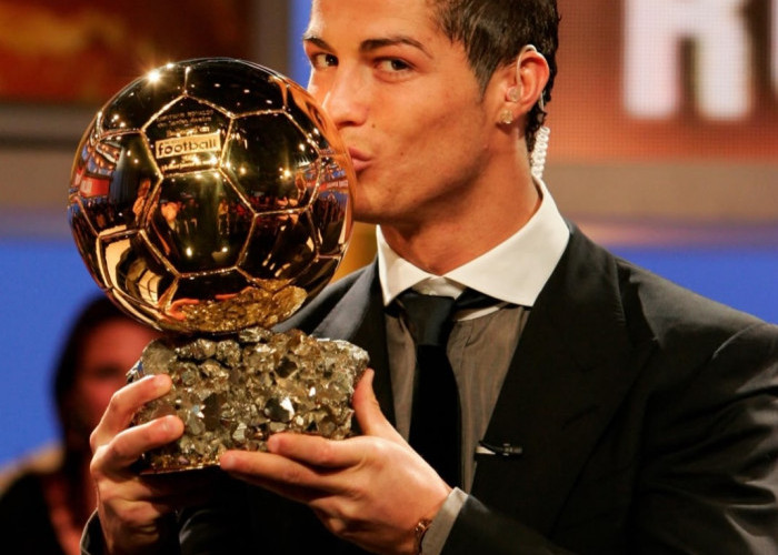 Kalahkan Lionel Messi, Cristiano Ronaldo Raih Gelar BOAT Ballon d'Or 2026