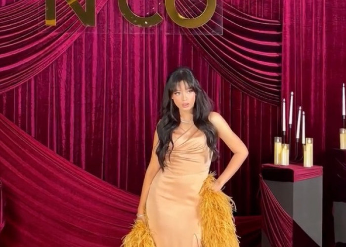 Gaya Glamor Aqeela Calista di Ultah ke-18, Nude-Gold Berpadu Feather Coat