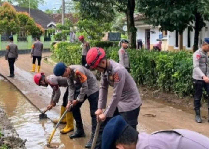 Polda Banten Turunkan Ditsamapta, Bersihkan Lumpur Pascabanjir Desa Sukamaju