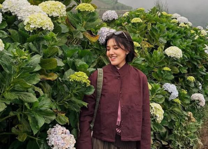 Gaya Playful Monokrom ala Ify Alyssa Jadi Inspirasi Outfit Hangout Anak Muda