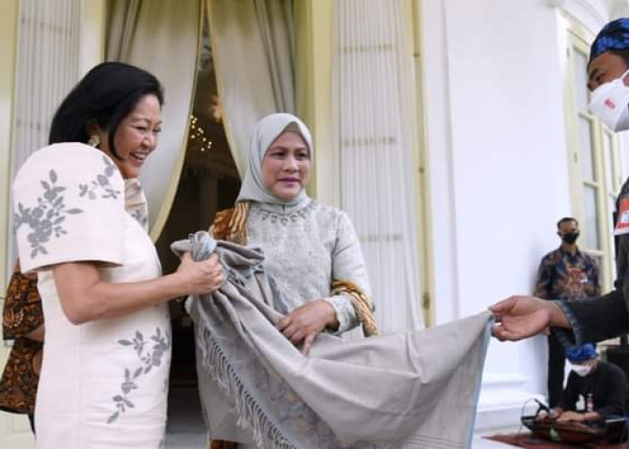 Ibu Iriana Jokowi Kenalkan Kain Suku Baduy ke Istri Presiden Filipina 