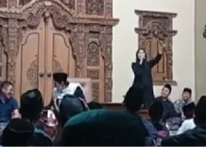 Heboh, Wanita Bergamis Hitam Nyanyi Dangdut di Depan Ustadz, Sekte Mana Lagi Ini? 