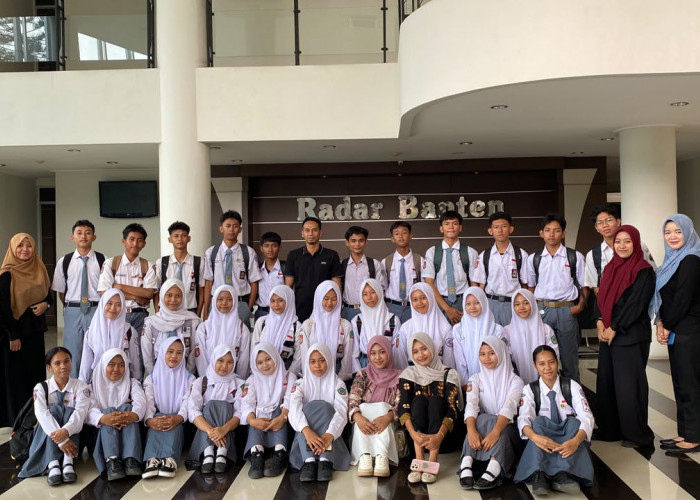 Eksrakulikuler Jurnalistik SMKN 1 Ciruas Kunjungi Radar Banten