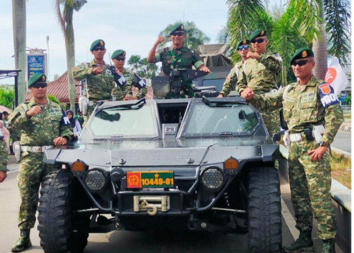 Warga Pandeglang Antusias Saksikan Kendaraan Tempur Batalyon Kostrad di Alun-alun 