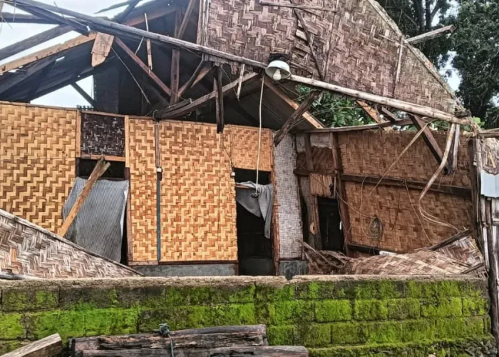 9 Rumah Rusak di Desa Tamanjaya oleh Terjangan Angin Puting Beliung