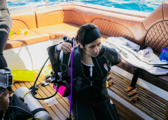 Prilly Latuconsina Bikin Bangga! Jadi Tim Penyelamat di Red Bull Cliff Diving World Series 2026 Bali