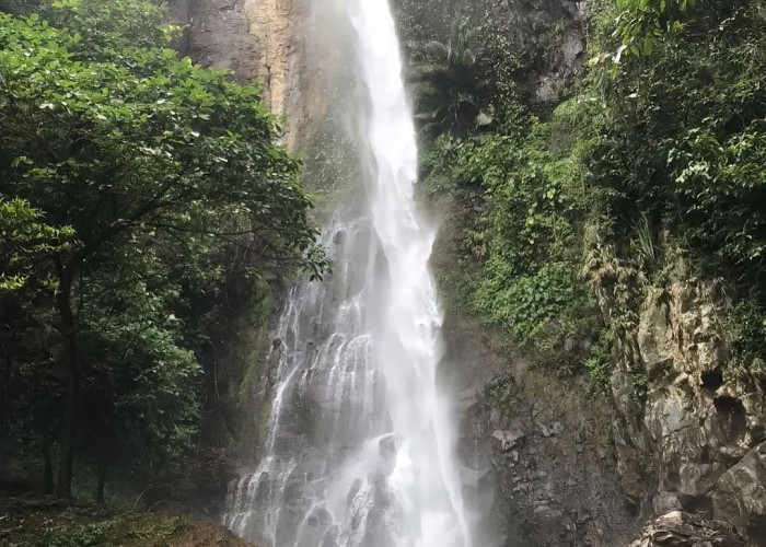Hidden Gem Pandeglang: Curug Ciajeng yang Bikin Nagih 