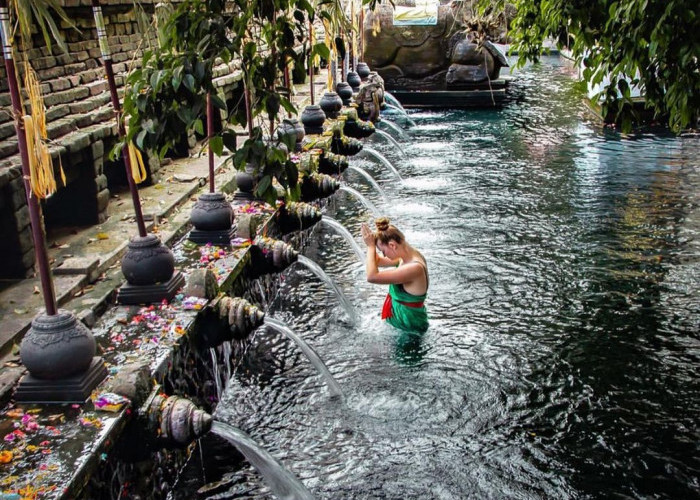 Memahami Makna Melukat Tradisi Bali untuk Mensucikan Diri