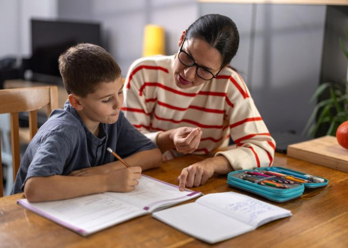 Ibu Muda Mulai Bimbang Pilih Sekolah Reguler atau Homeschooling untuk Anak