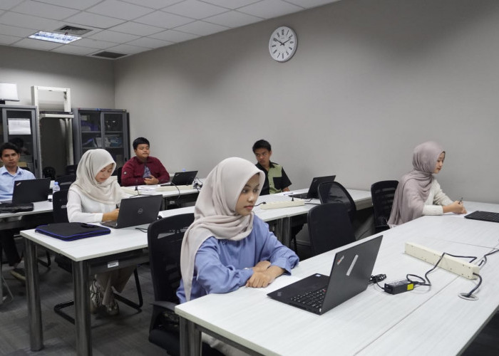 Belasan Calon Mahasiswa Mengikuti Tes Potensi Akademik dan Wawancara Untuk Mendapatkan Beasiswa Tangerang Gemi