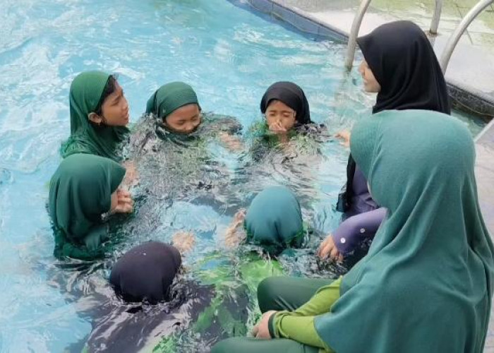 Kegiatan Renang Bersama Siswa dan Guru MI Fahmil Qur'an di Waterboom Tembong Jaya Berlangsung Meriah