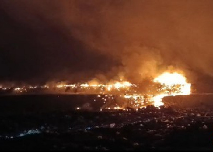 Kebakaran TPA Jatiwaringin, Api Makin Besar hingga Rabu Malam