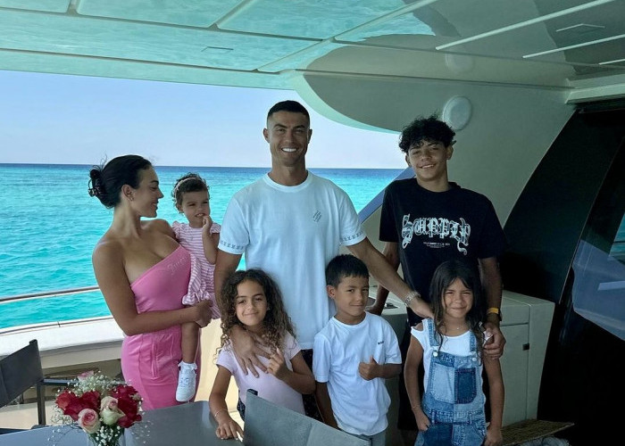 Momen Cristiano Ronaldo Habiskan Waktu Jeda dengan Berlibur Mewah