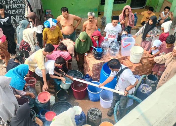 PMI Banten Distribusikan Air Bersih ke Warga yang Terdampak Kekeringan di Kota Serang