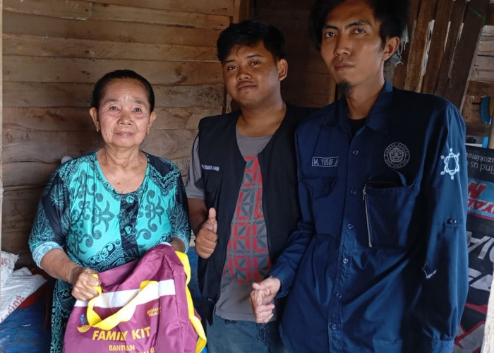 KKM 54 UNTIRTA Bantu Penyaluran Bantuan untuk Warga Terdampak Banjir  ‎di Kampung Kemayungan