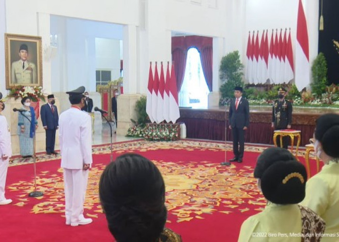 Jokowi Lantik Gubernur dan Wagub DIY 2022-2027