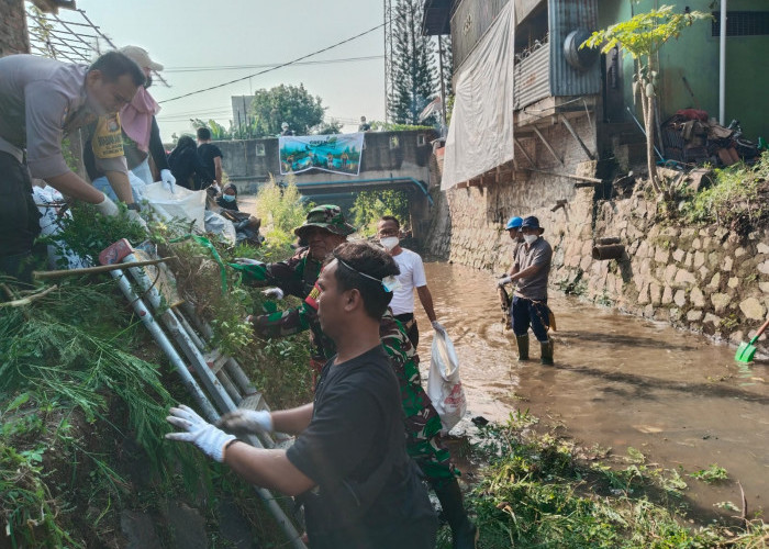Darurat Sampah, Warga Desa Argawana Bersama PLTGU Cilegon Bersihkan Aliran Kali Grenyang
