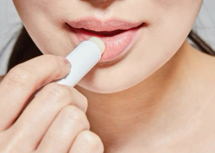 Lip Tint Terlihat Patchy di Bibir Kering, Ini Penyebab yang Sering Diabaikan