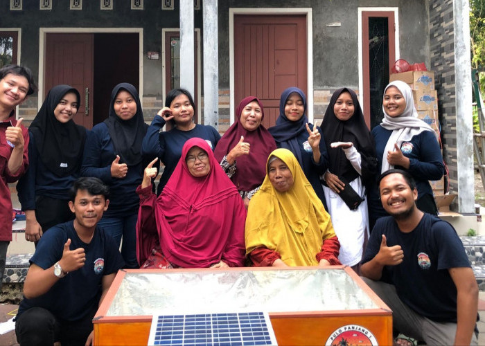 Kelompok 19 KKM UNIBA Rancang Food Dehydrator Panel Surya untuk Keringkan Dodol Rumput Laut Desa Pulo Panjang