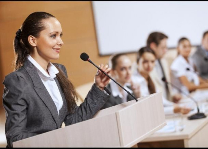 Kamu Suka Ngebblank Saat Public Speaking? Yuk Kenali Penyebabnya dan Atasi!